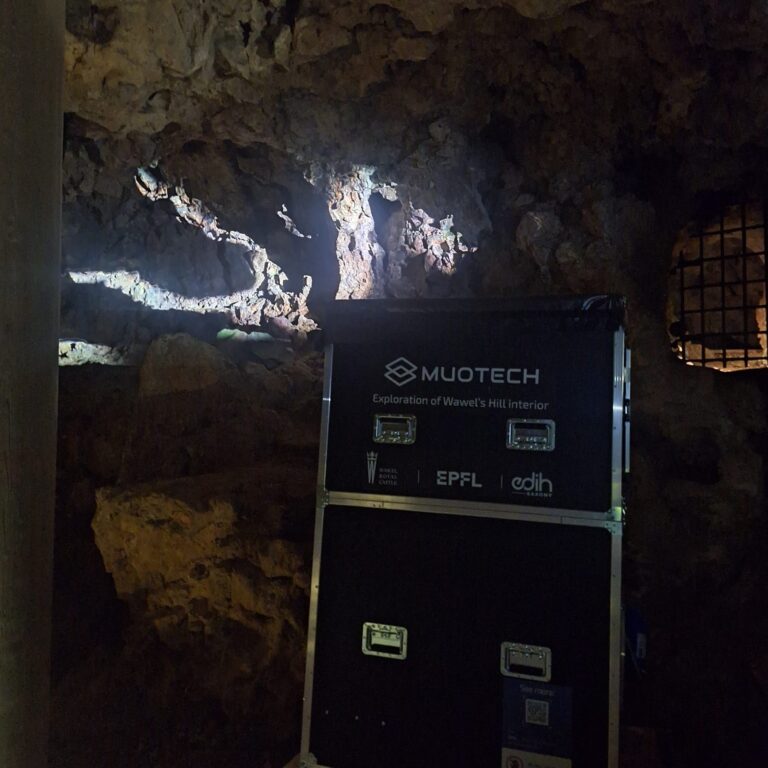 Detektor mionów z logo MUOTECH i EPFL ustawiony w Smoczej Jamie