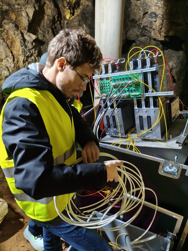 Członek zespołu podłącza okablowanie elektroniki detektora