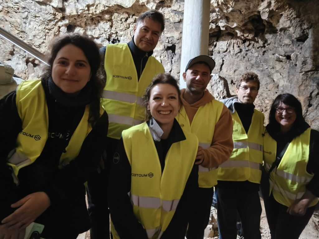 Grupowe zdjęcie zespołu projektu w kamizelkach odblaskowych w Smoczej Jamie